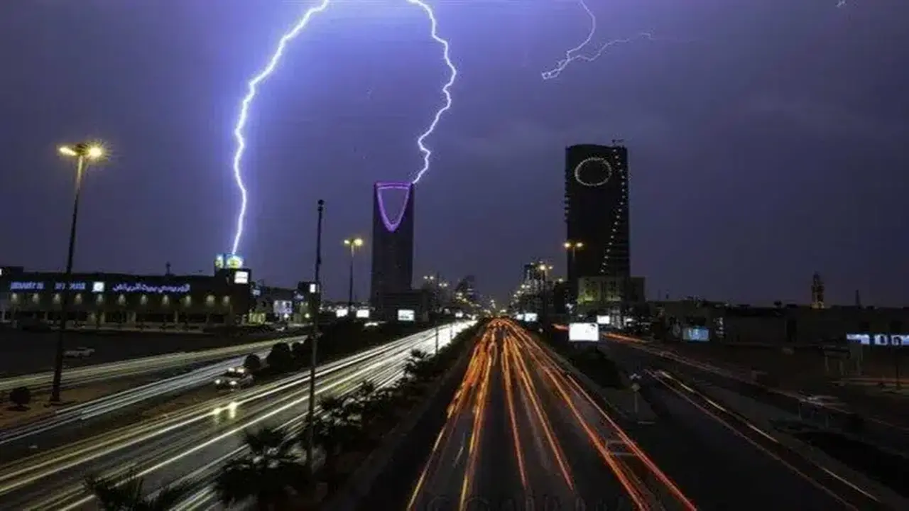 تحذير لـ 5 مناطق.. الأرصاد السعودية تنبه من صواعق رعدية وسيول محتملة اليوم